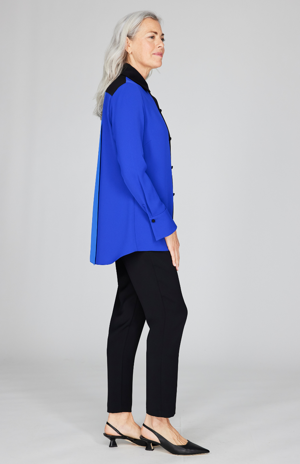 Fabienne is 5'9" and wearing Ultramarine 2 in size XS.