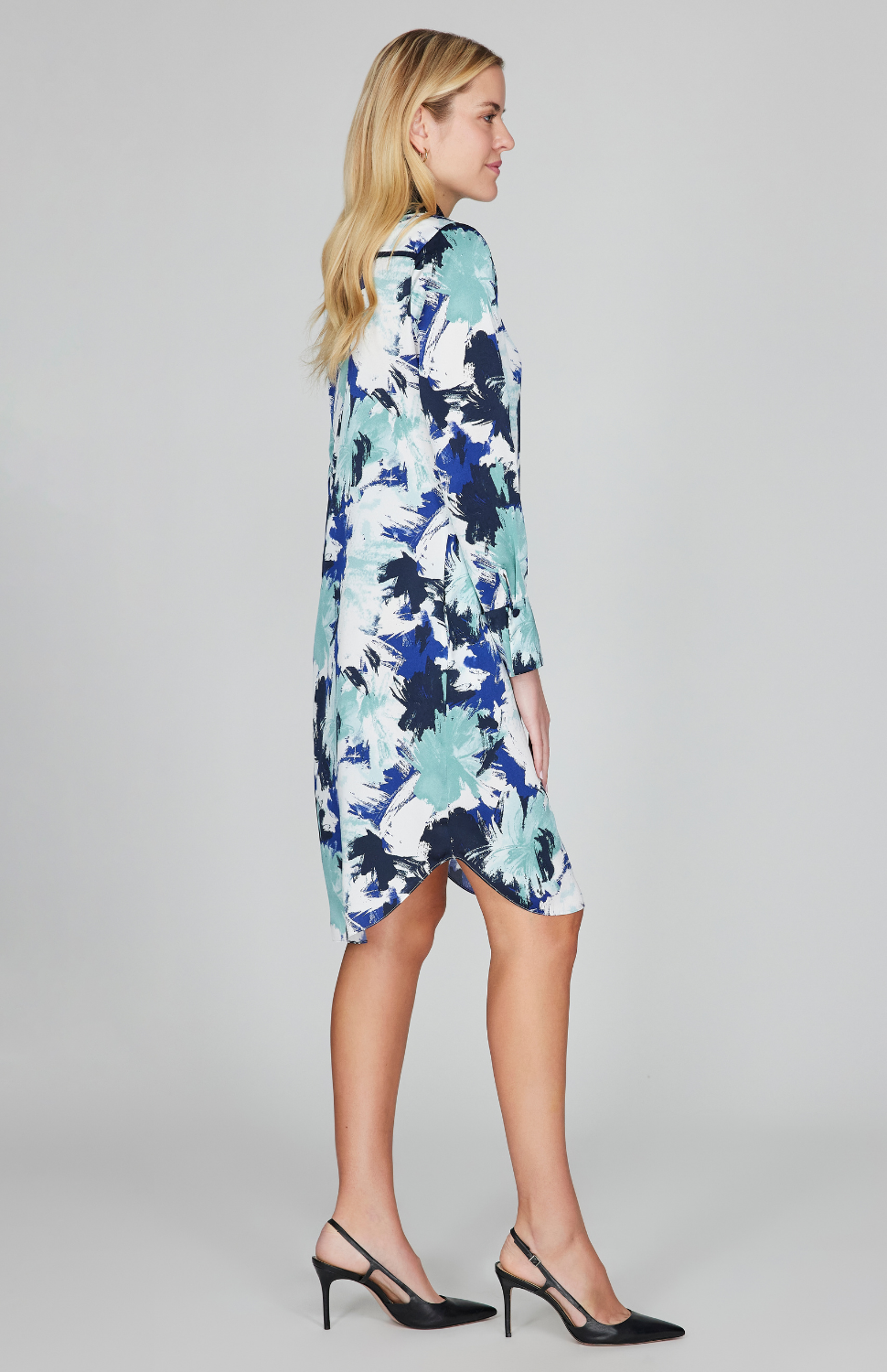 Gabby is 5'10" and wearing Blue Multi in size XS.