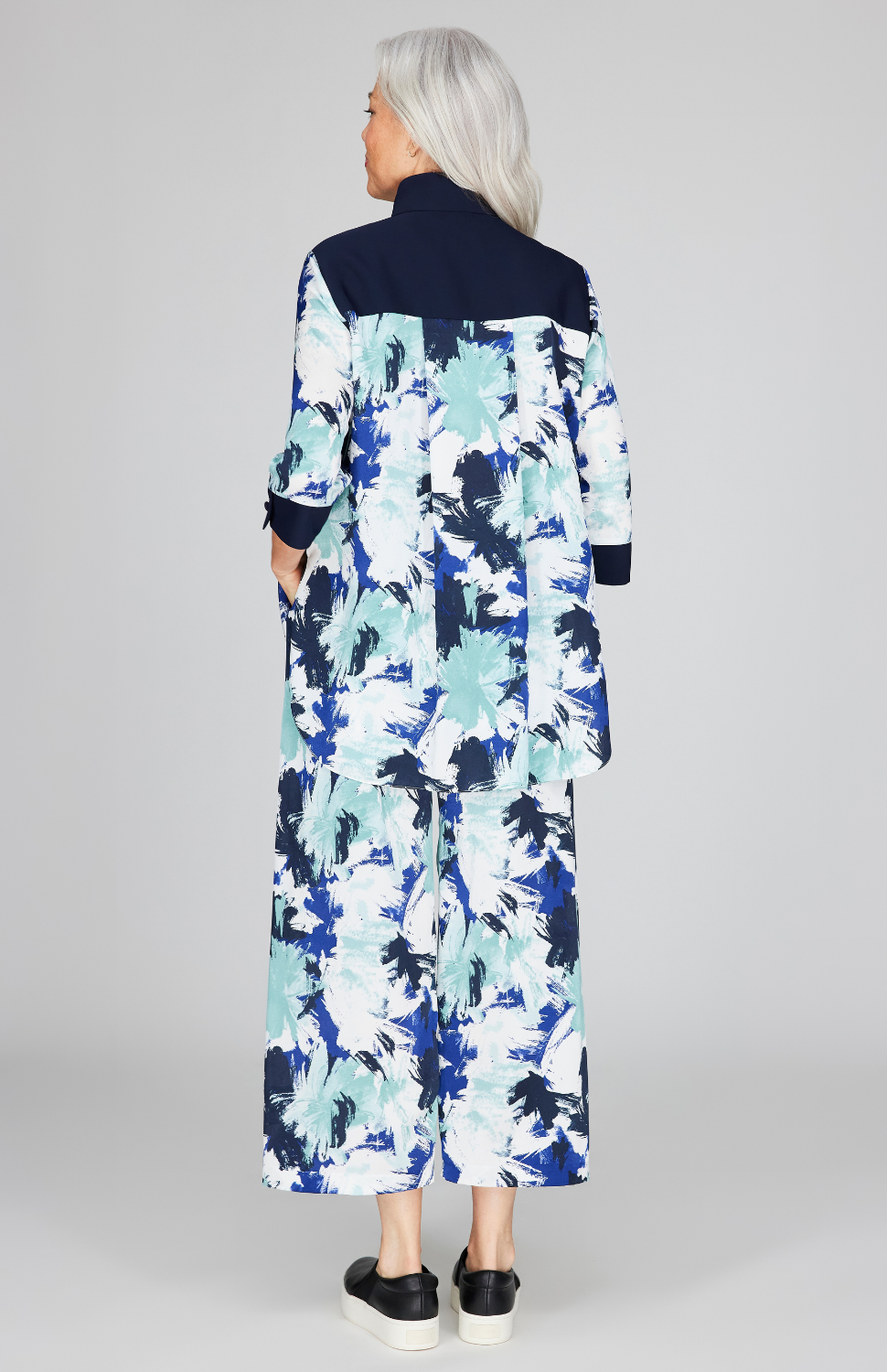 Fabienne is 5'9" and wearing Blue Multi in size XS.