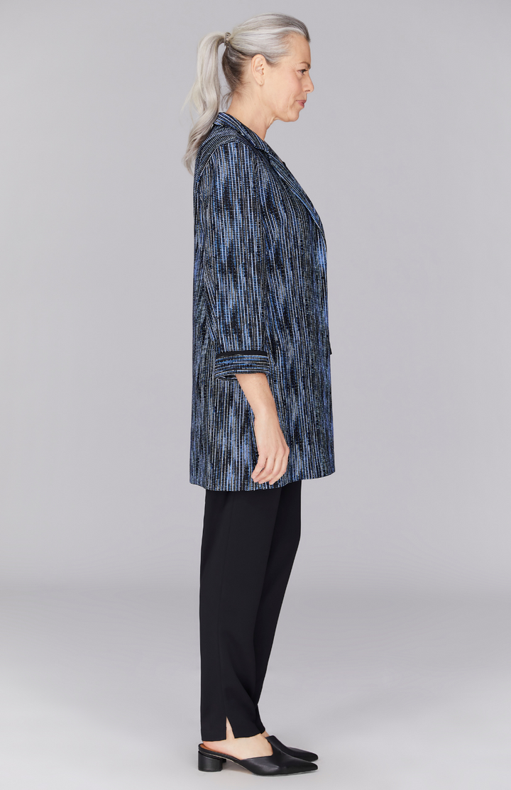 Fabienne is wearing Blue in XS.