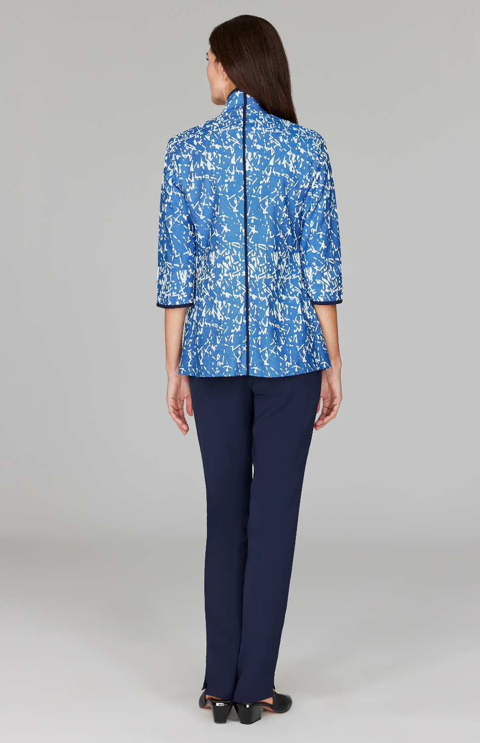 Ekaterina is 5'10" and wearing a size XS in Blue.