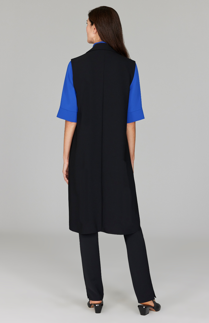 Ekaterina is 5'10" and wearing a size XS in Black.