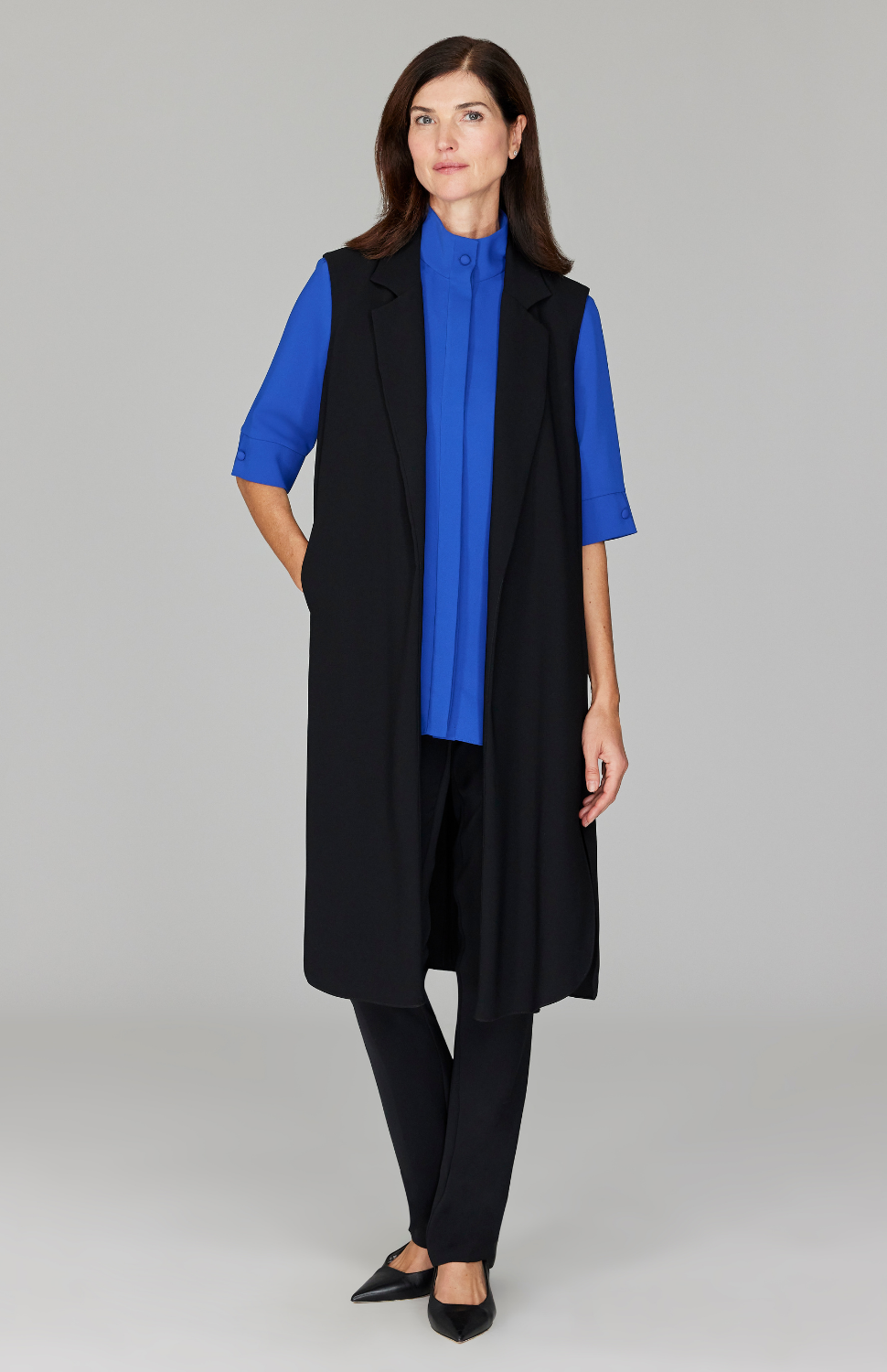 Ekaterina is 5'10" and wearing a size XS in Black.