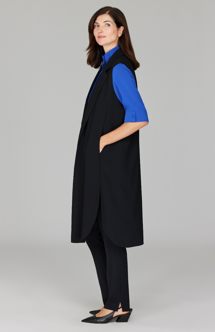 Ekaterina is 5'10" and wearing a size XS in Black.