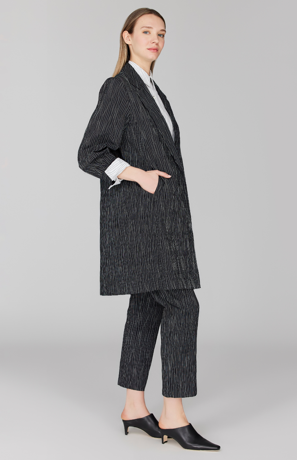 Morgan is 5' 11" and wearing Black in size XS.