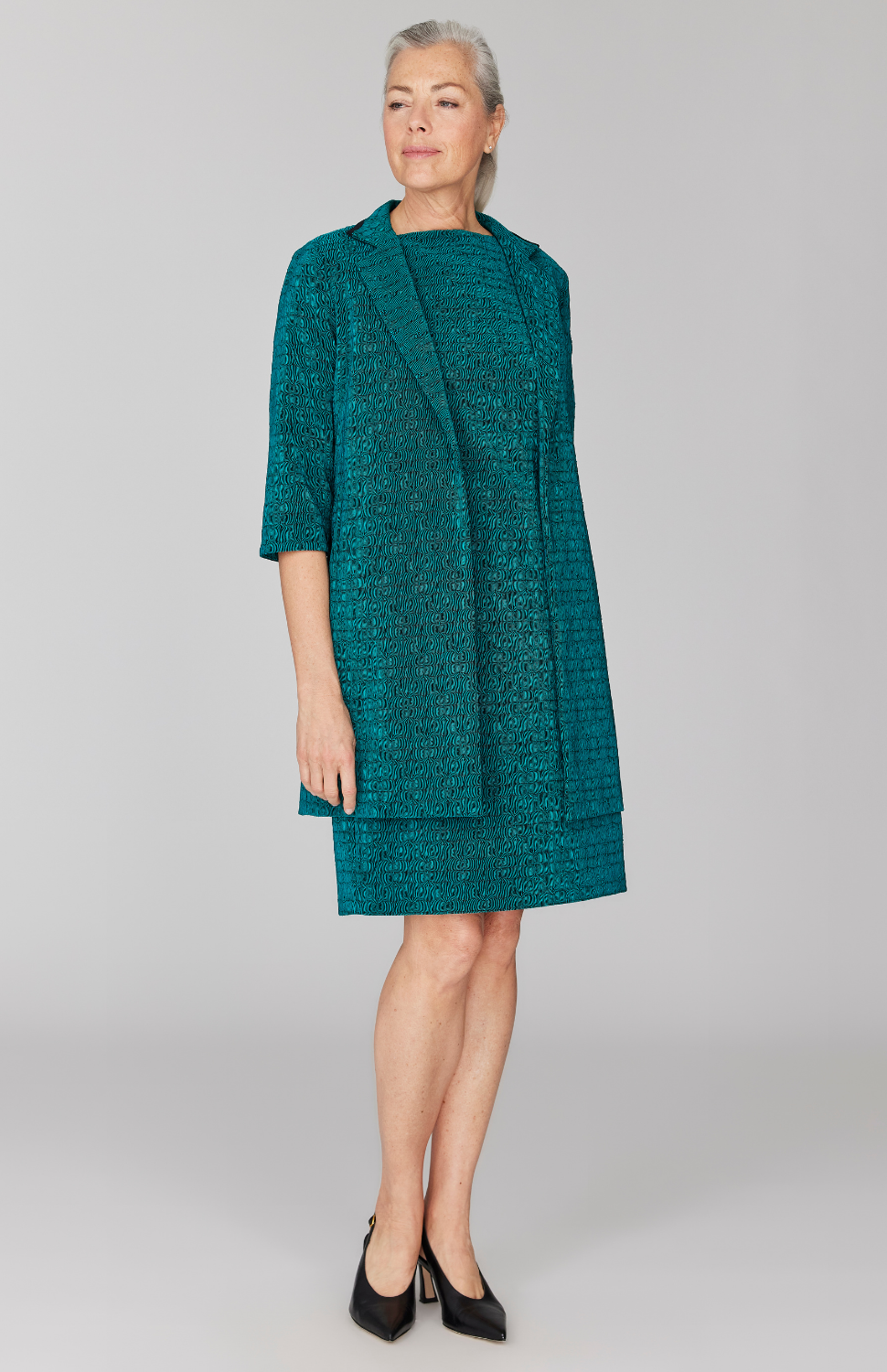 Fabienne is 5' 9" and wearing Green in size XS.