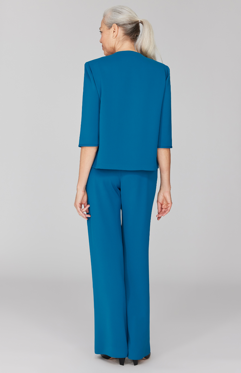 Fabienne is 5' 9" and wearing Petrol in size XS.