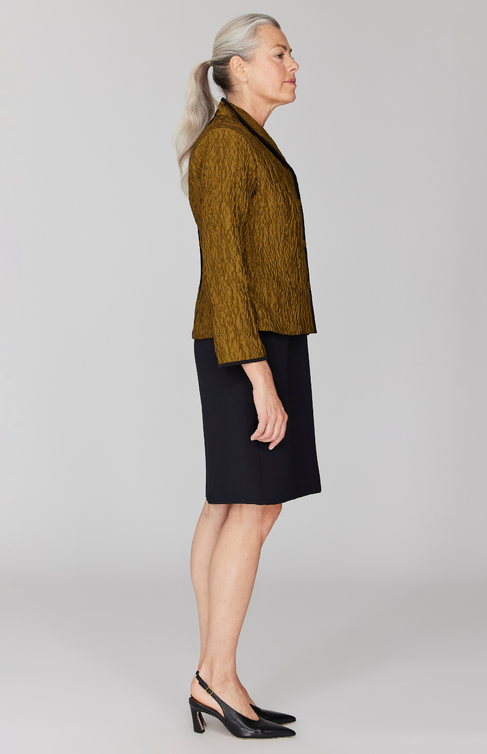 Fabienne is 5' 9" and wearing Gold in size XS.