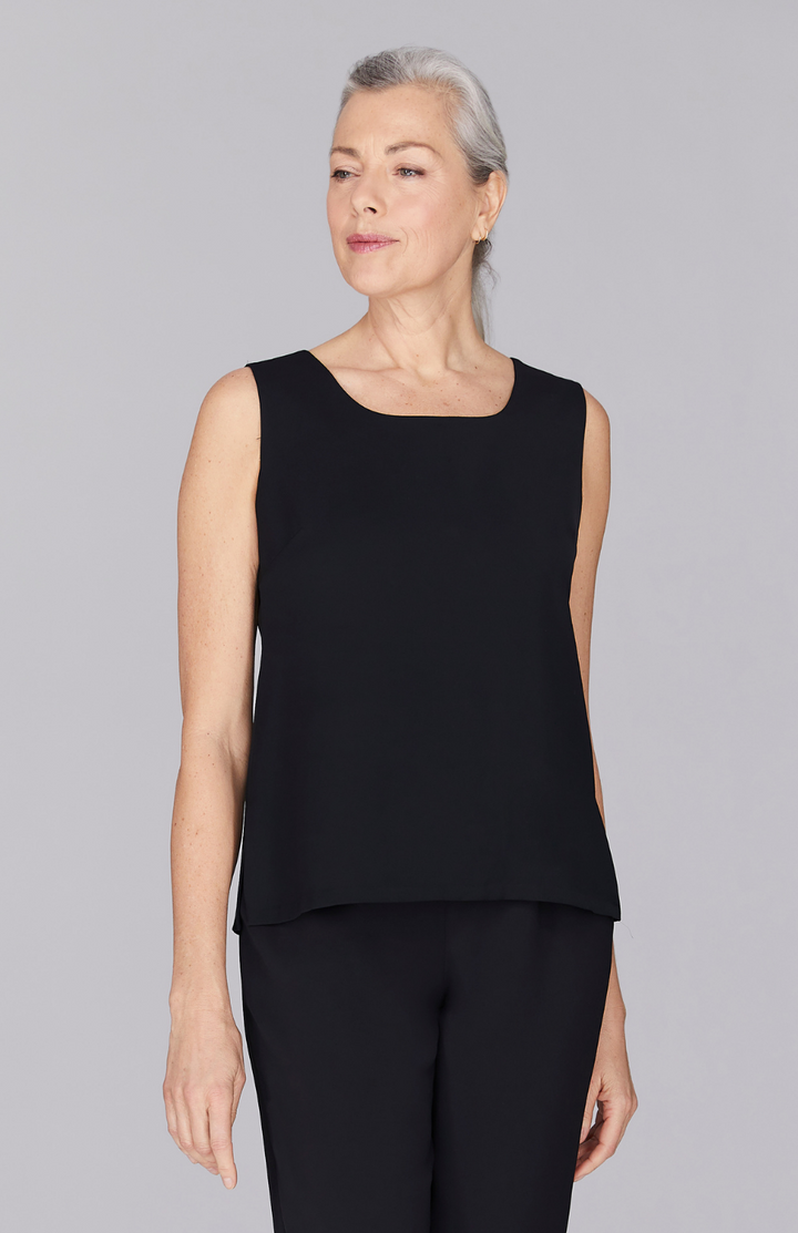 Fabienne is 5’ 9" and wearing Black in XS.