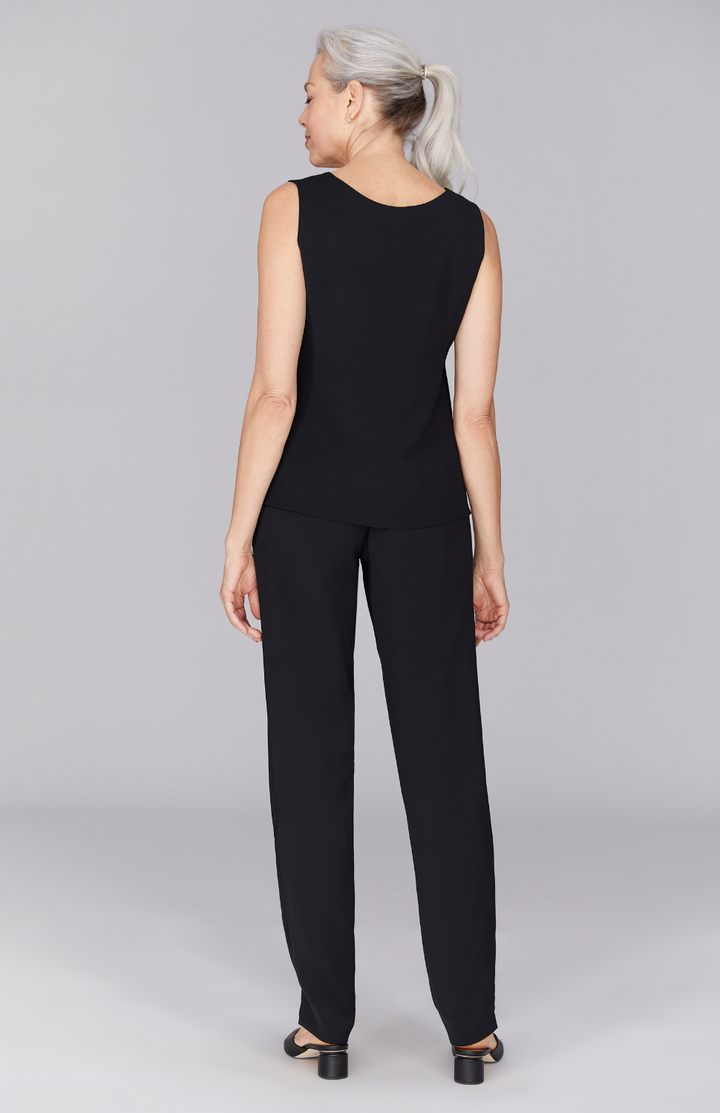 Fabienne is 5’ 9" and wearing Black in XS.