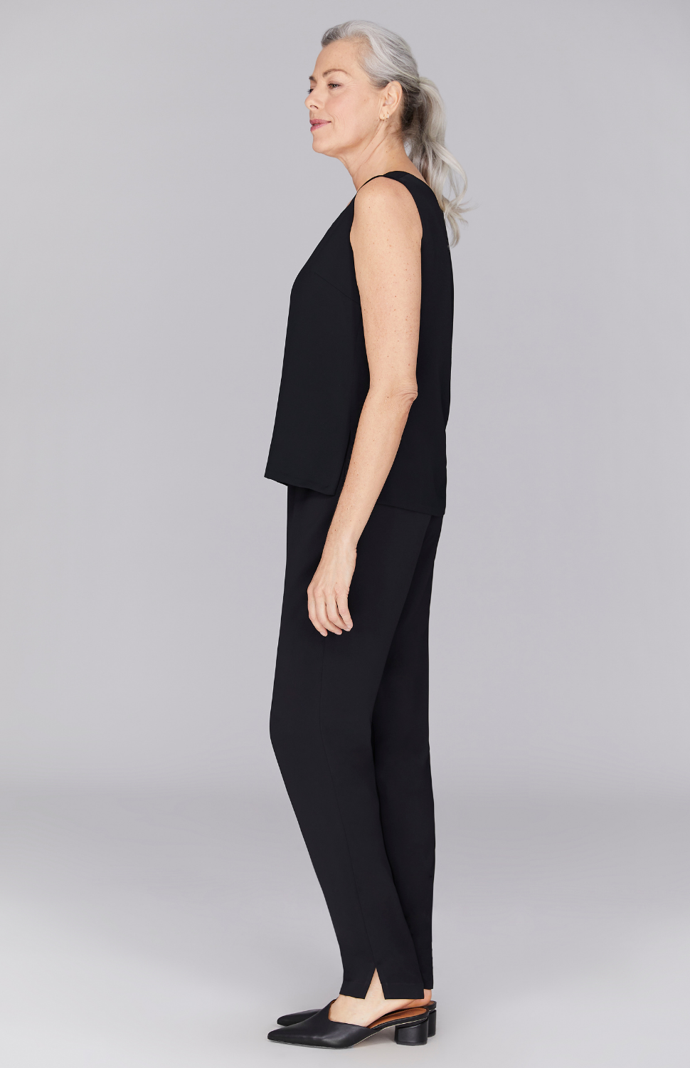 Fabienne is 5’ 9" and wearing Black in XS.