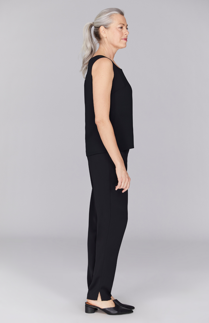 Fabienne is wearing Black in XS.