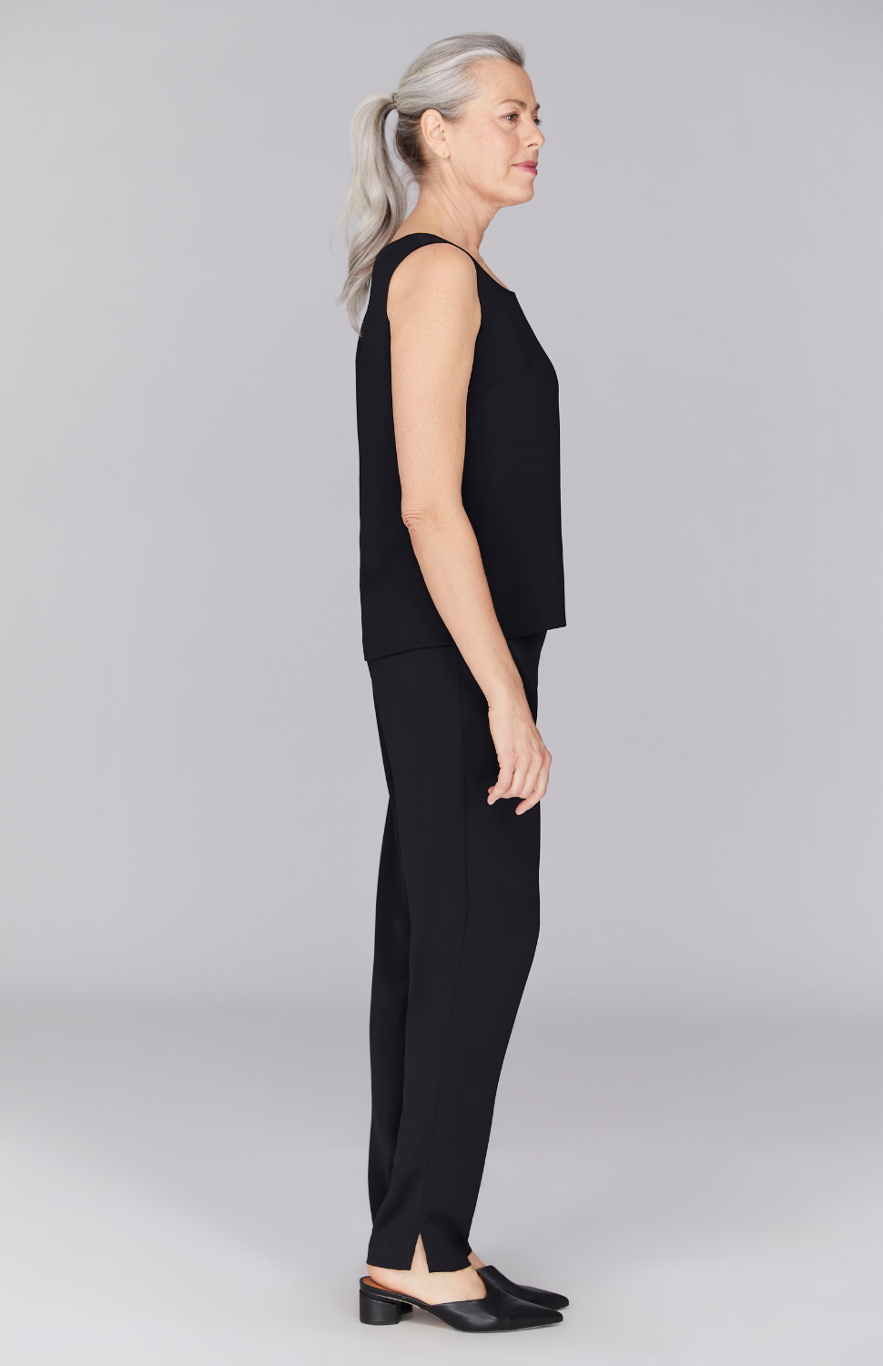 Fabienne is 5’ 9" and wearing Black in XS.