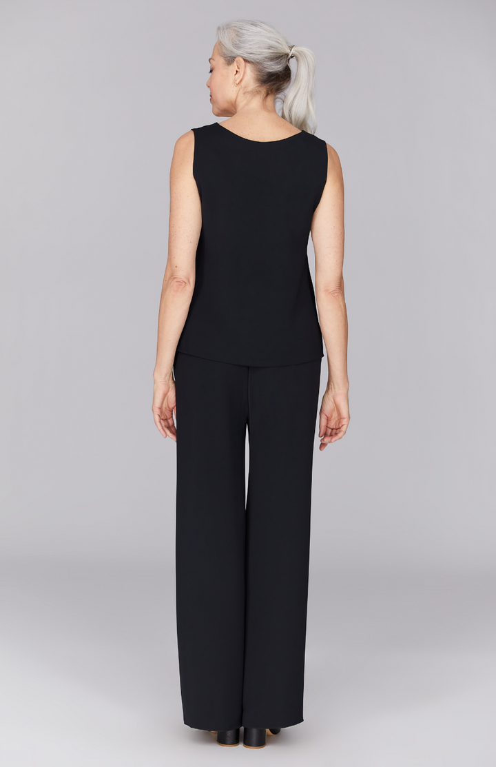 Fabienne is 5’ 9" and wearing Black in XS.