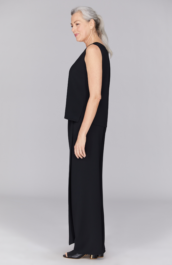 Fabienne is 5’ 9" and wearing Black in XS.