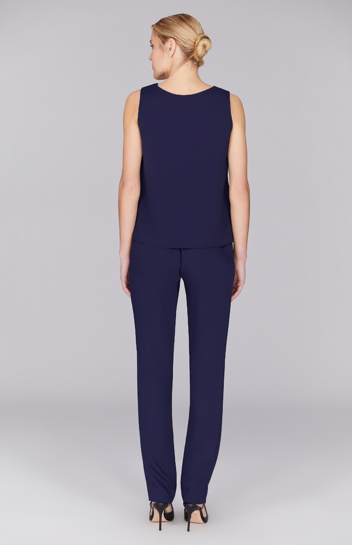 Gabby is wearing Midnight in XS.