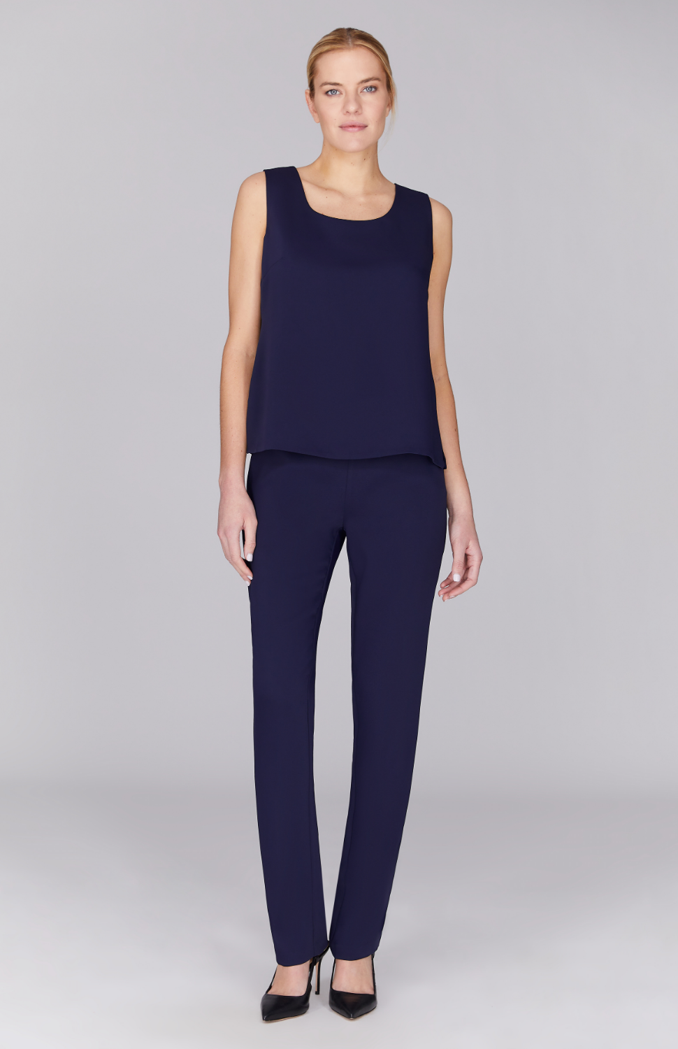 Gabby is wearing Midnight in XS.