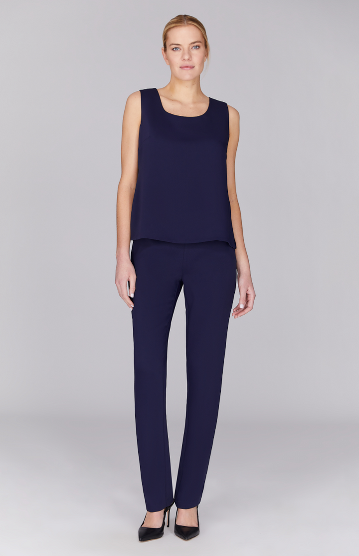 Gabby is wearing Midnight in XS.