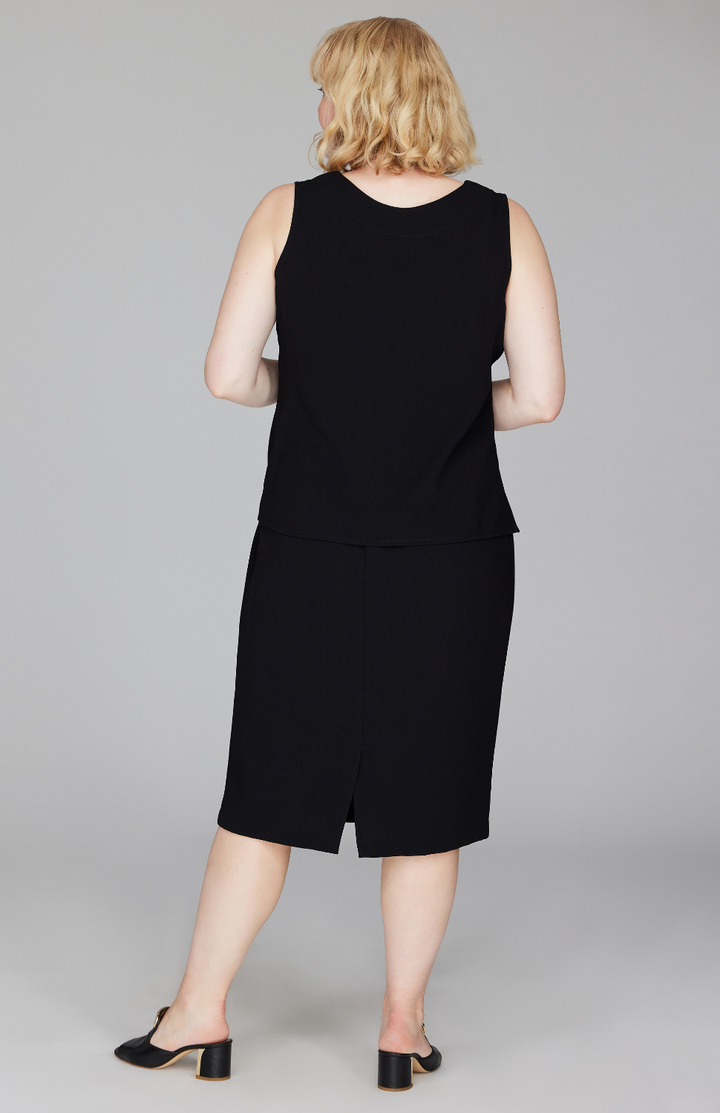 Molly is 5'9" and wearing a size L in Black.