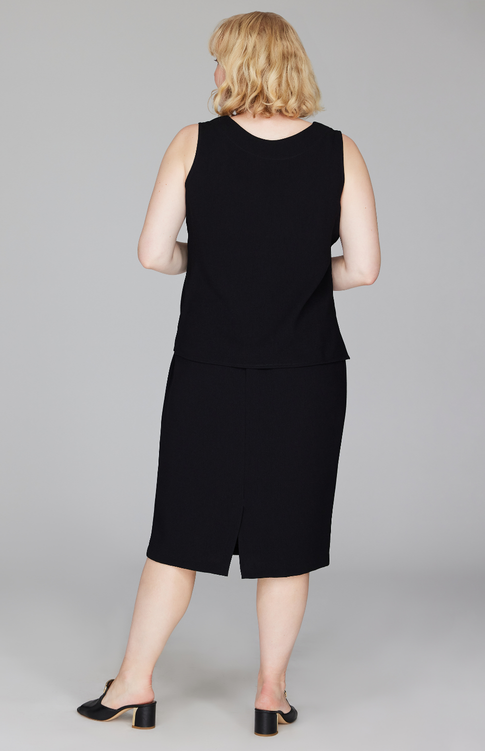 Molly is 5'9" and wearing a size L in Black.