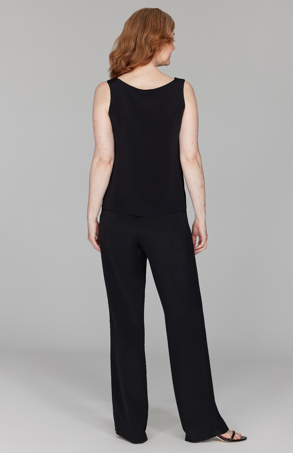 Amanda is 5'10" and wearing a size XS in Black.