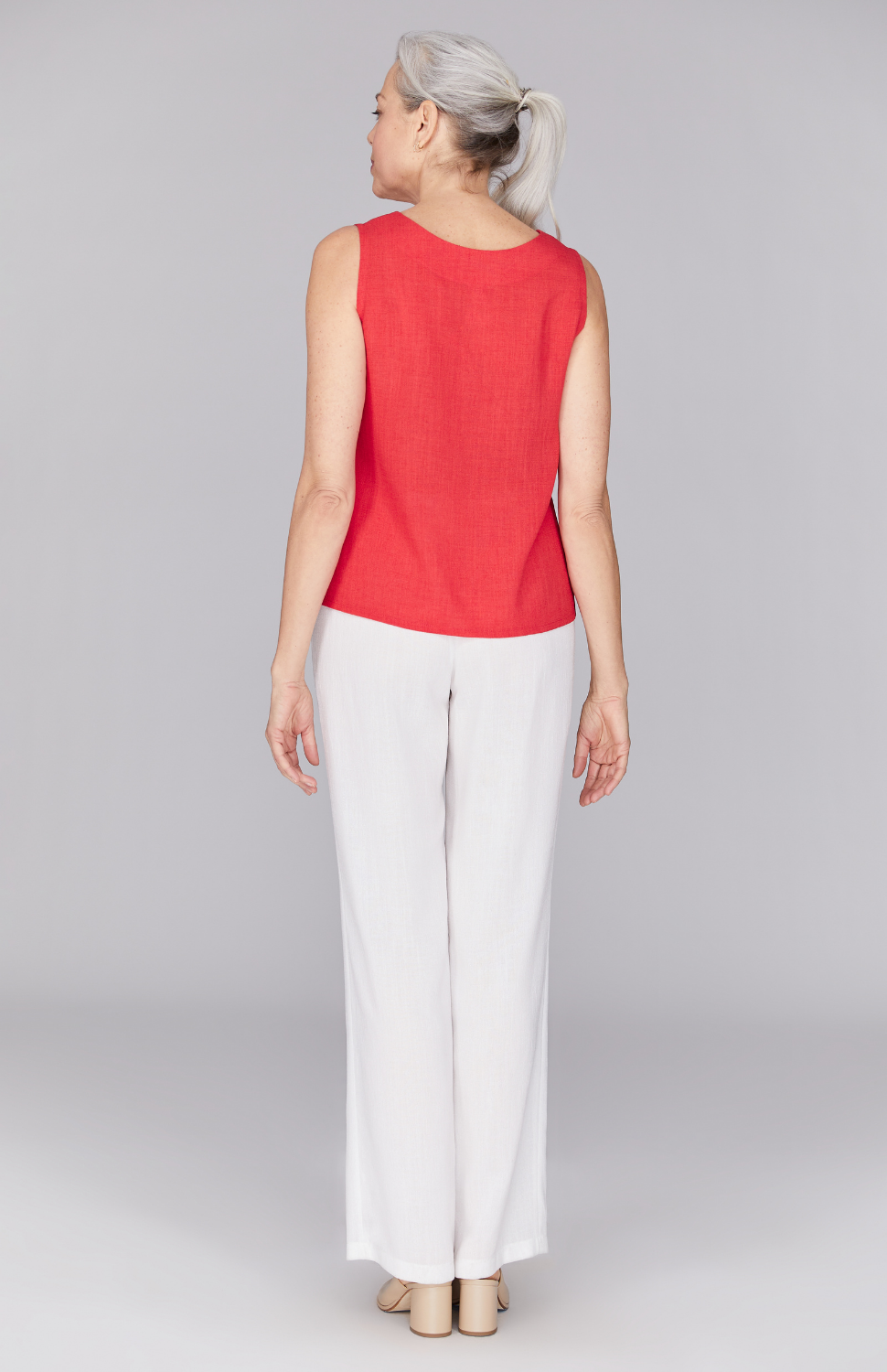 Fabienne is 5'9" and wearing a size XS in White.