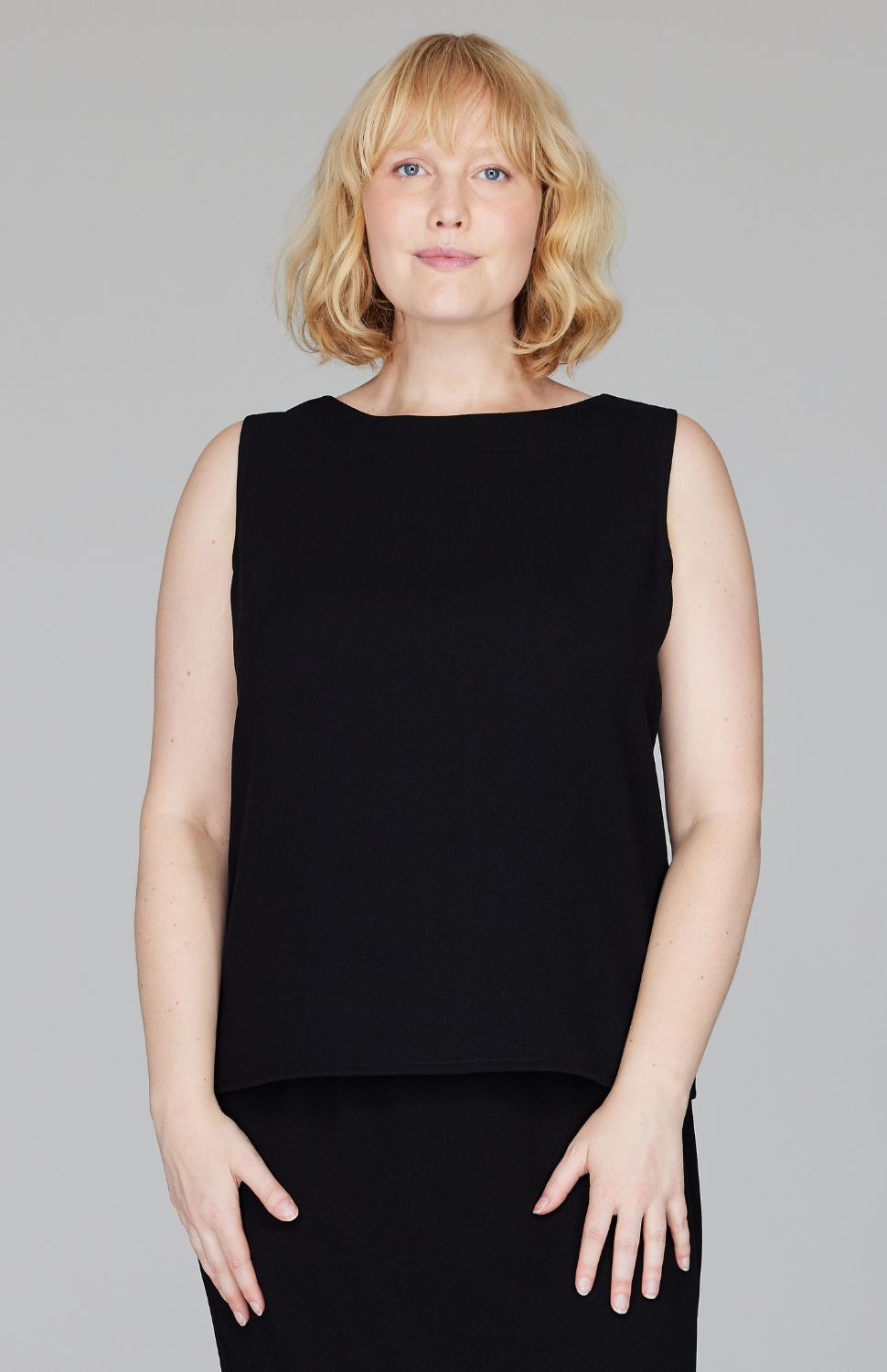 Molly is 5'9" and wearing a size L in Black.