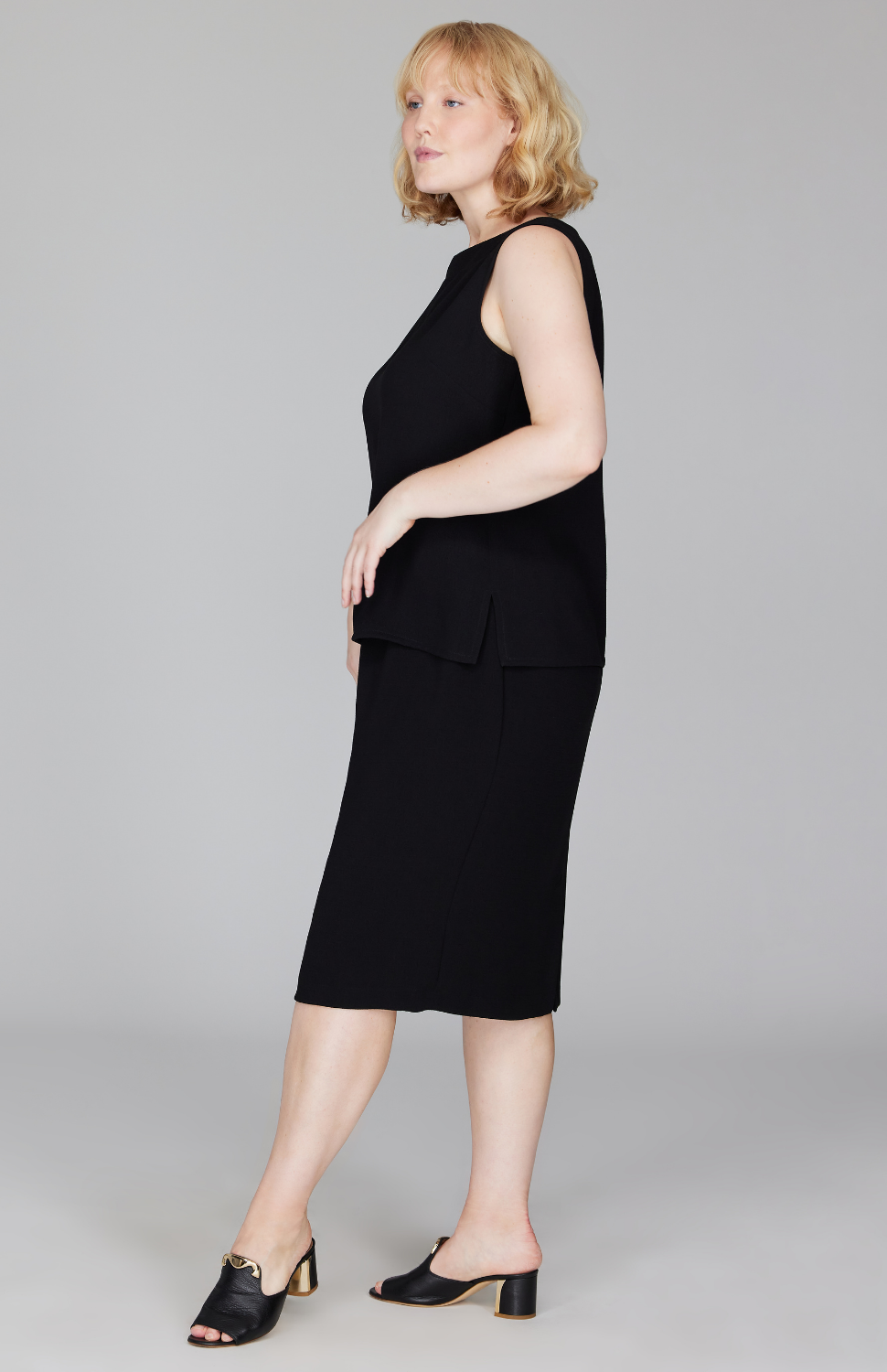 Molly is 5'9" and wearing a size L in Black.