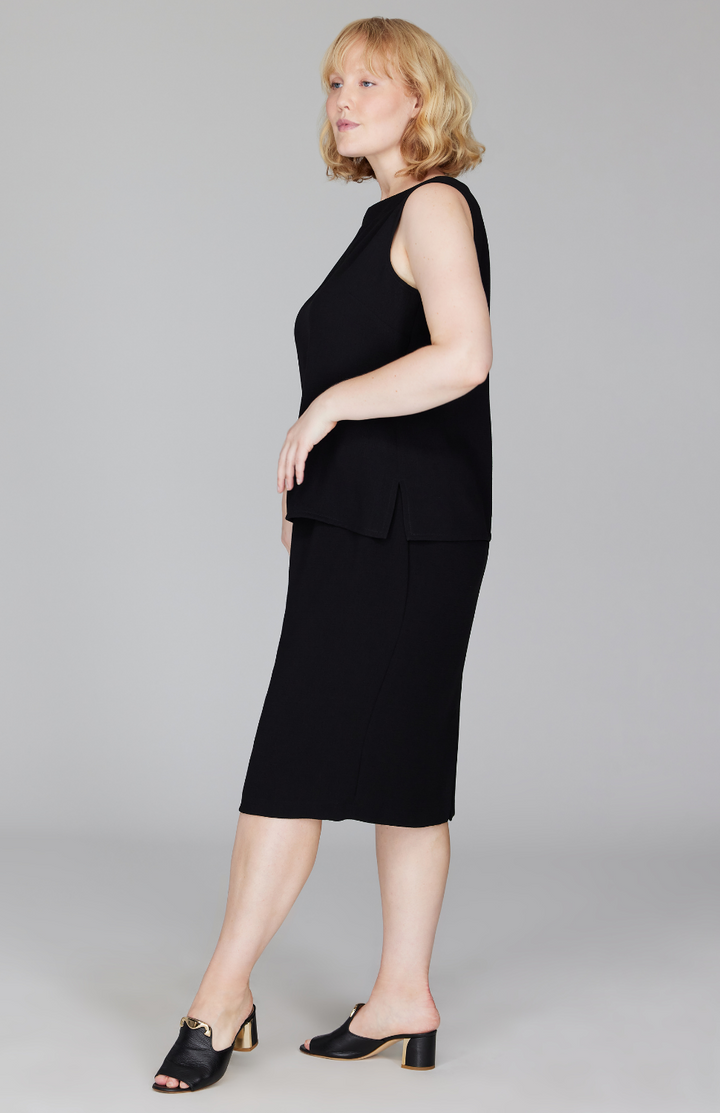 Molly is 5'9" and wearing a size L in Black.