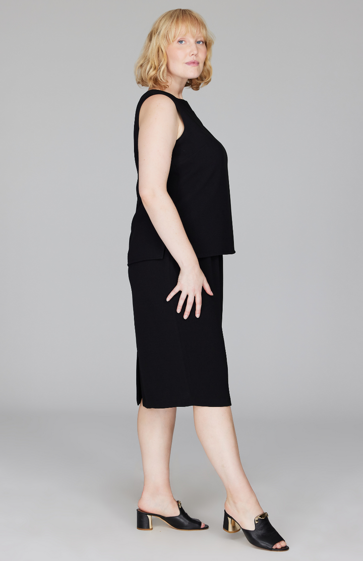 Molly is 5'9" and wearing a size L in Black.