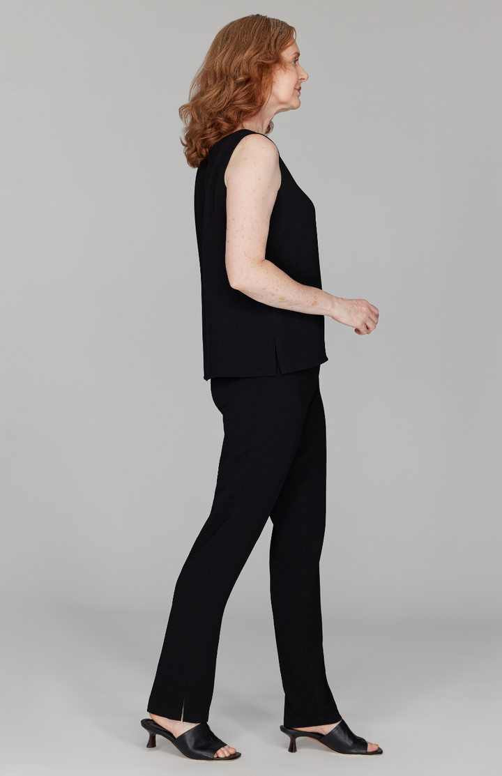 Amanda is 5'10" and wearing a size XS in Black.