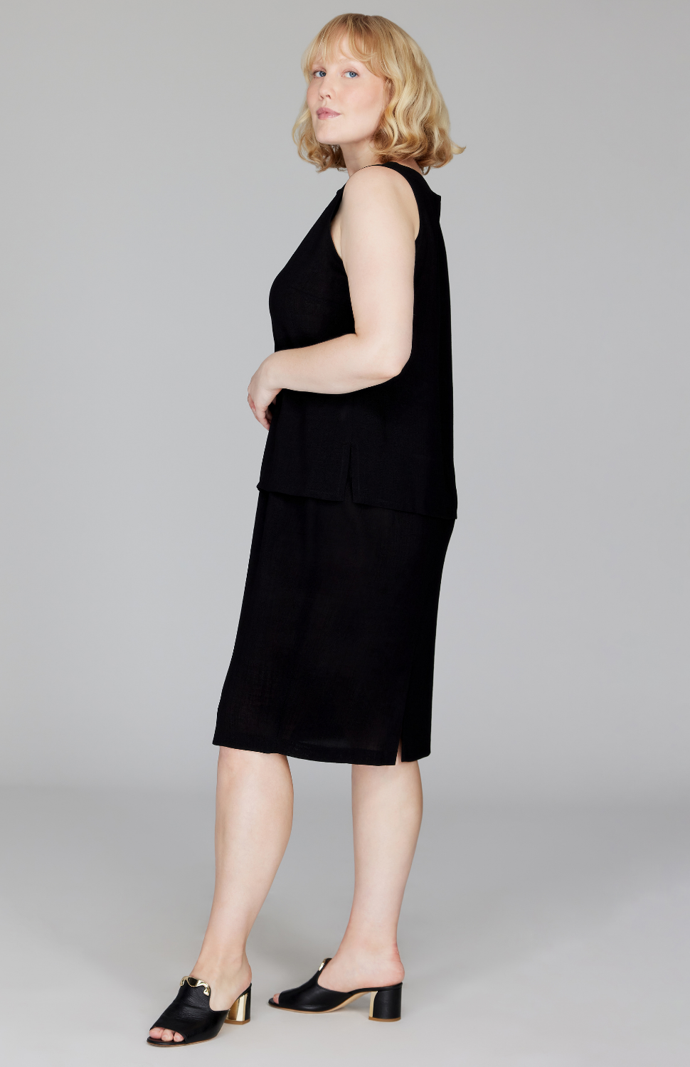 Molly is 5'9" and wearing a size L in Black.