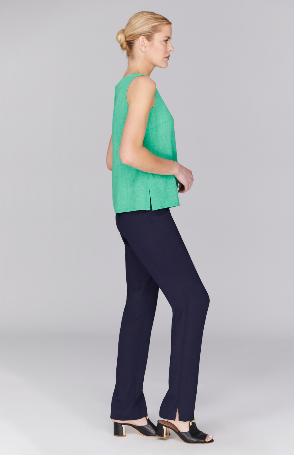 Gabby is wearing Midnight in XS.