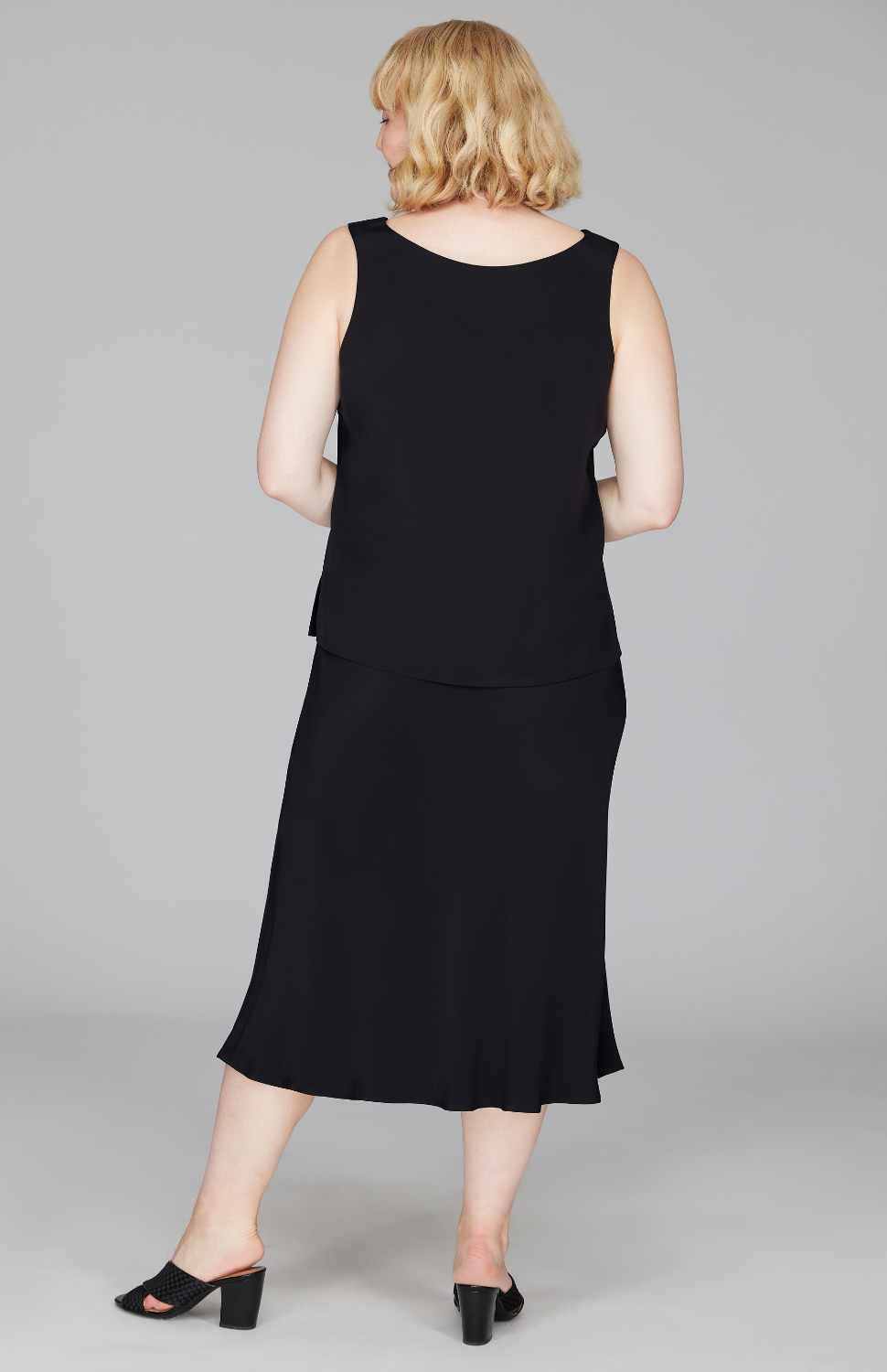 Molly is 5'9" and wearing a size L in Black.