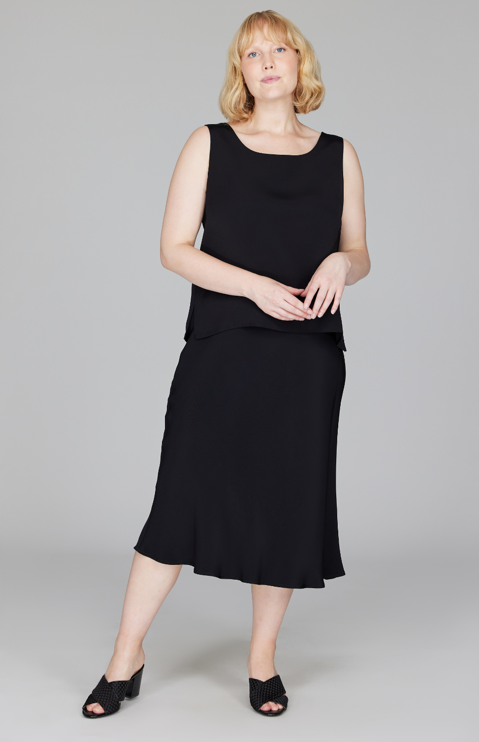 Molly is 5'9" and wearing a size L in Black.