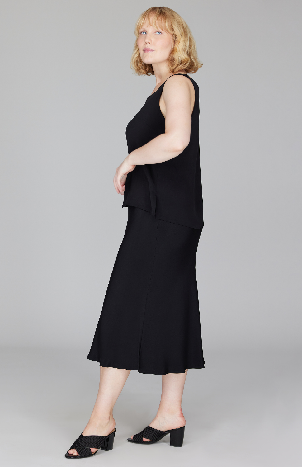 Molly is 5'9" and wearing a size L in Black.