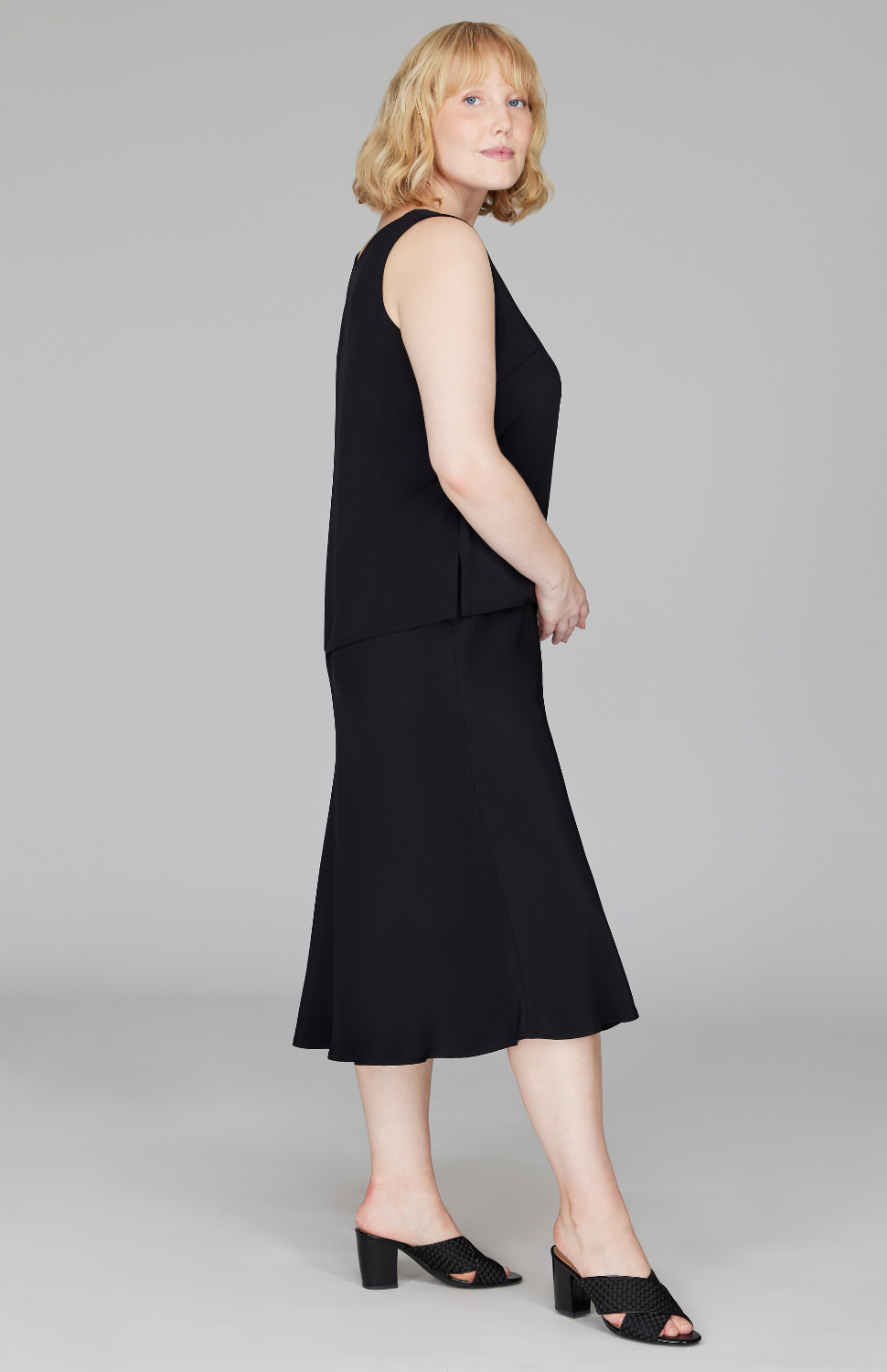 Molly is 5'9" and wearing a size L in Black.