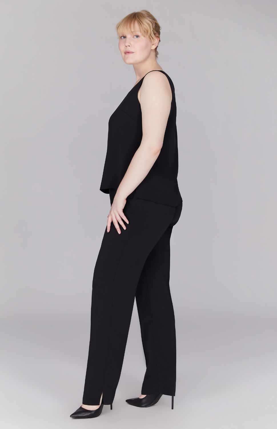 Molly is wearing Black in size L.