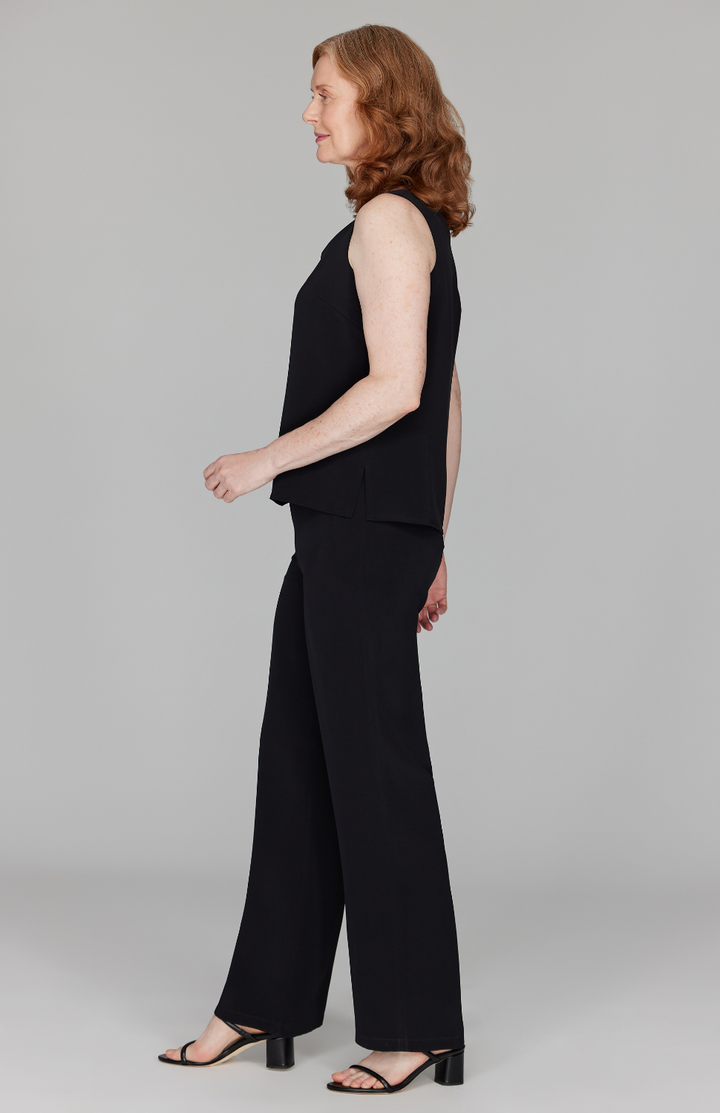 Amanda is 5'10" and wearing a size XS in Black.