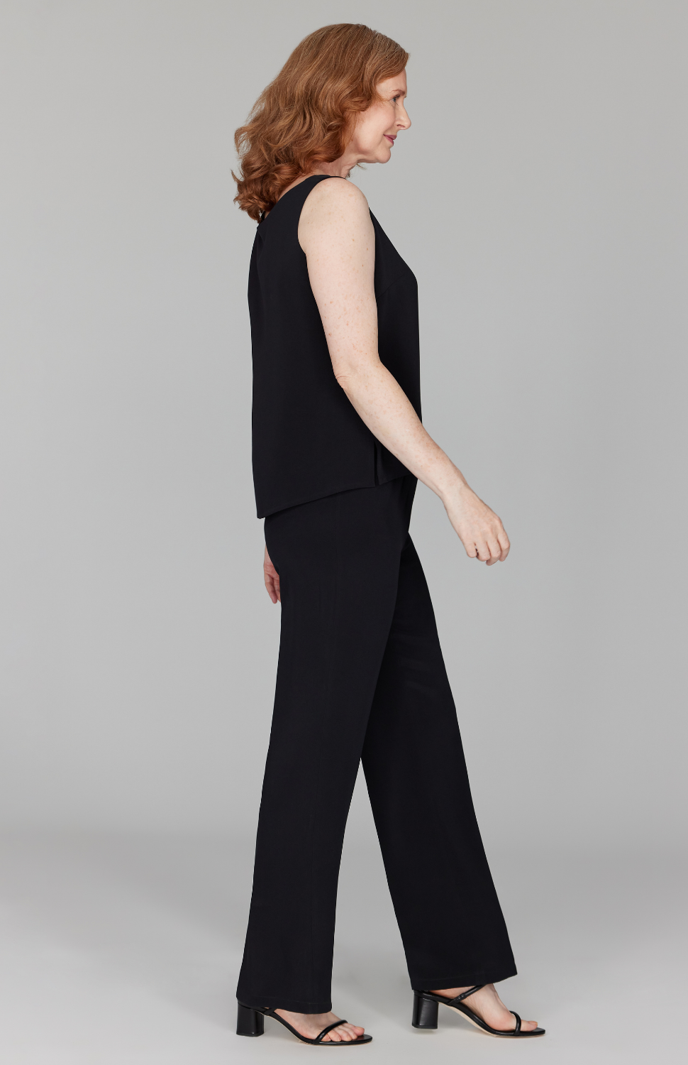 Amanda is 5'10" and wearing a size XS in Black.