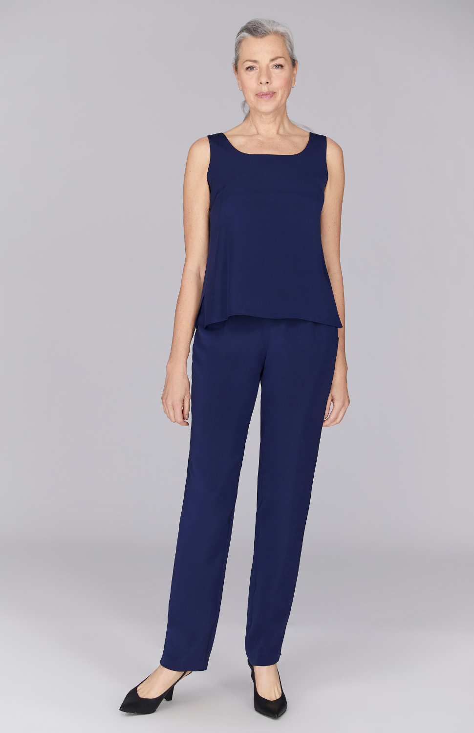 Fabienne is wearing Marine in size XS.