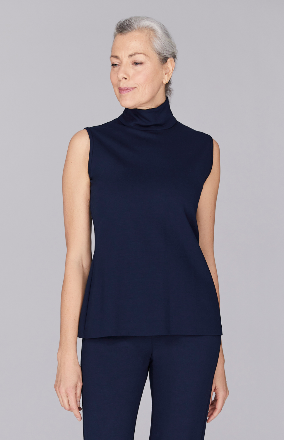 Fabienne is wearing Midnight in size XS