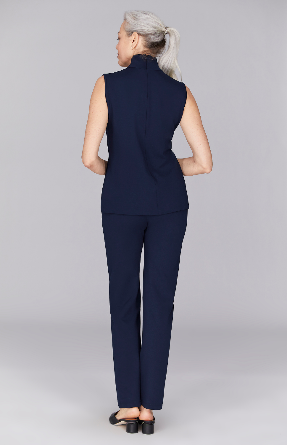 Fabienne is wearing Midnight in size XS