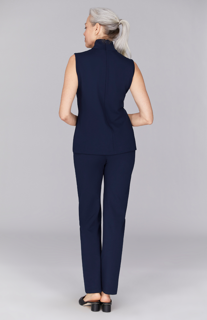 Fabienne is wearing Midnight in size XS