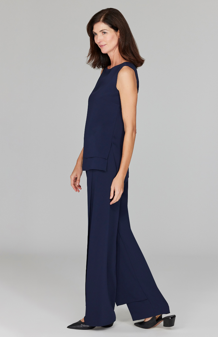 Ekaterina is 5'10" and wearing a size XS in Midnight.