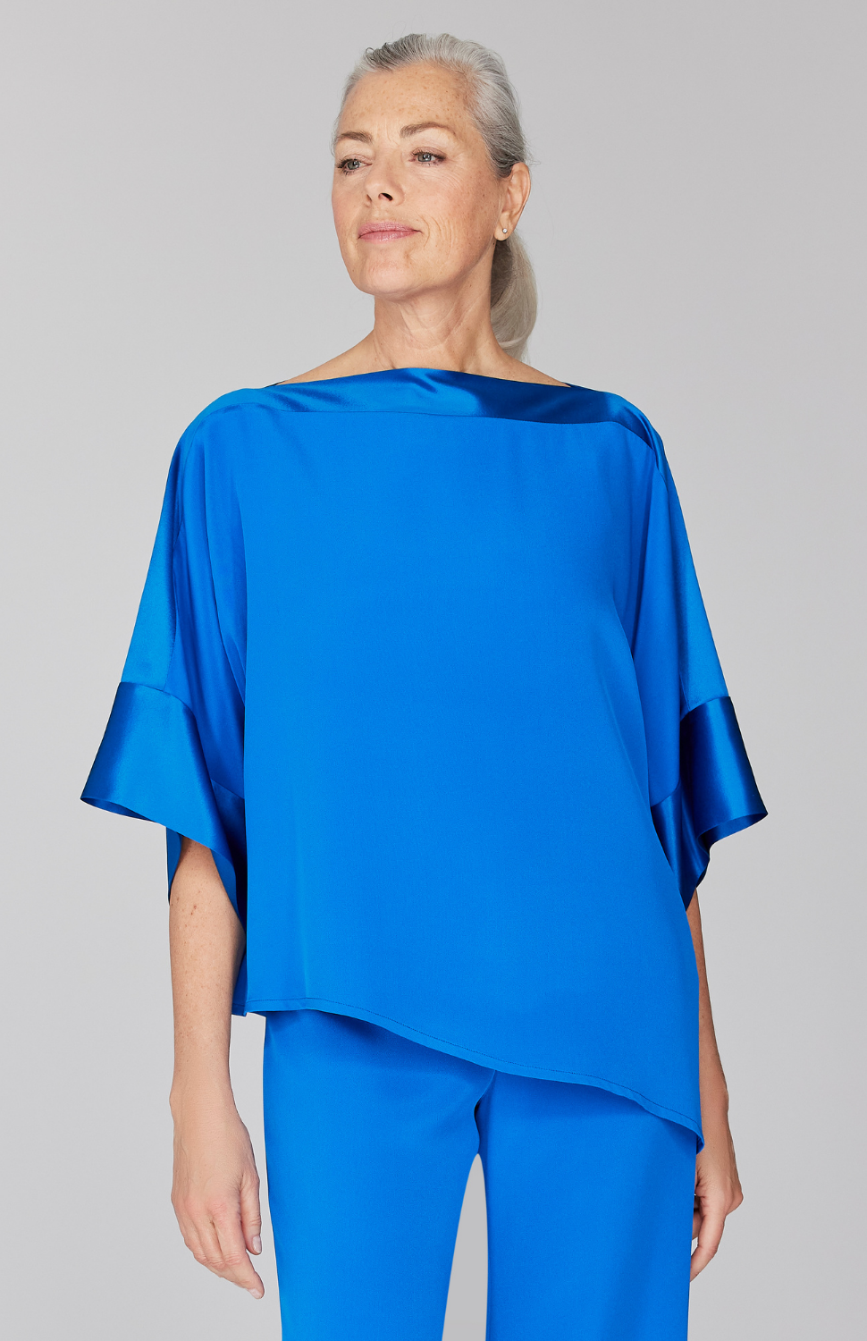 Fabienne is 5' 9" and wearing Iris in size XS.