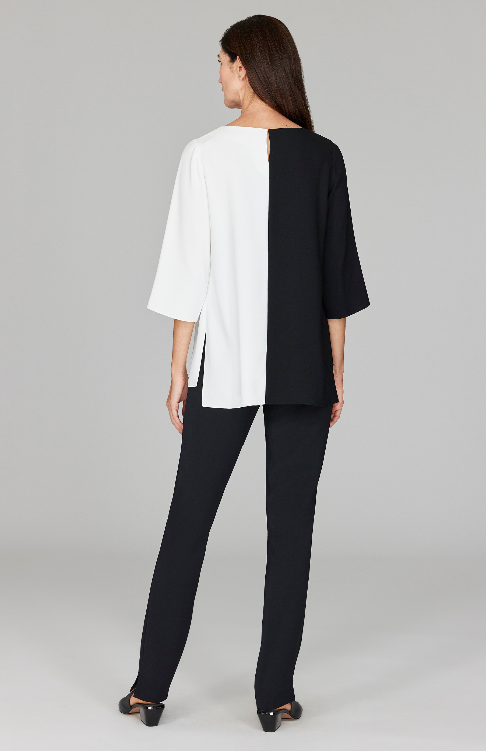 Ekaterina is 5'10" and wearing a size XS in Black/Pearl.