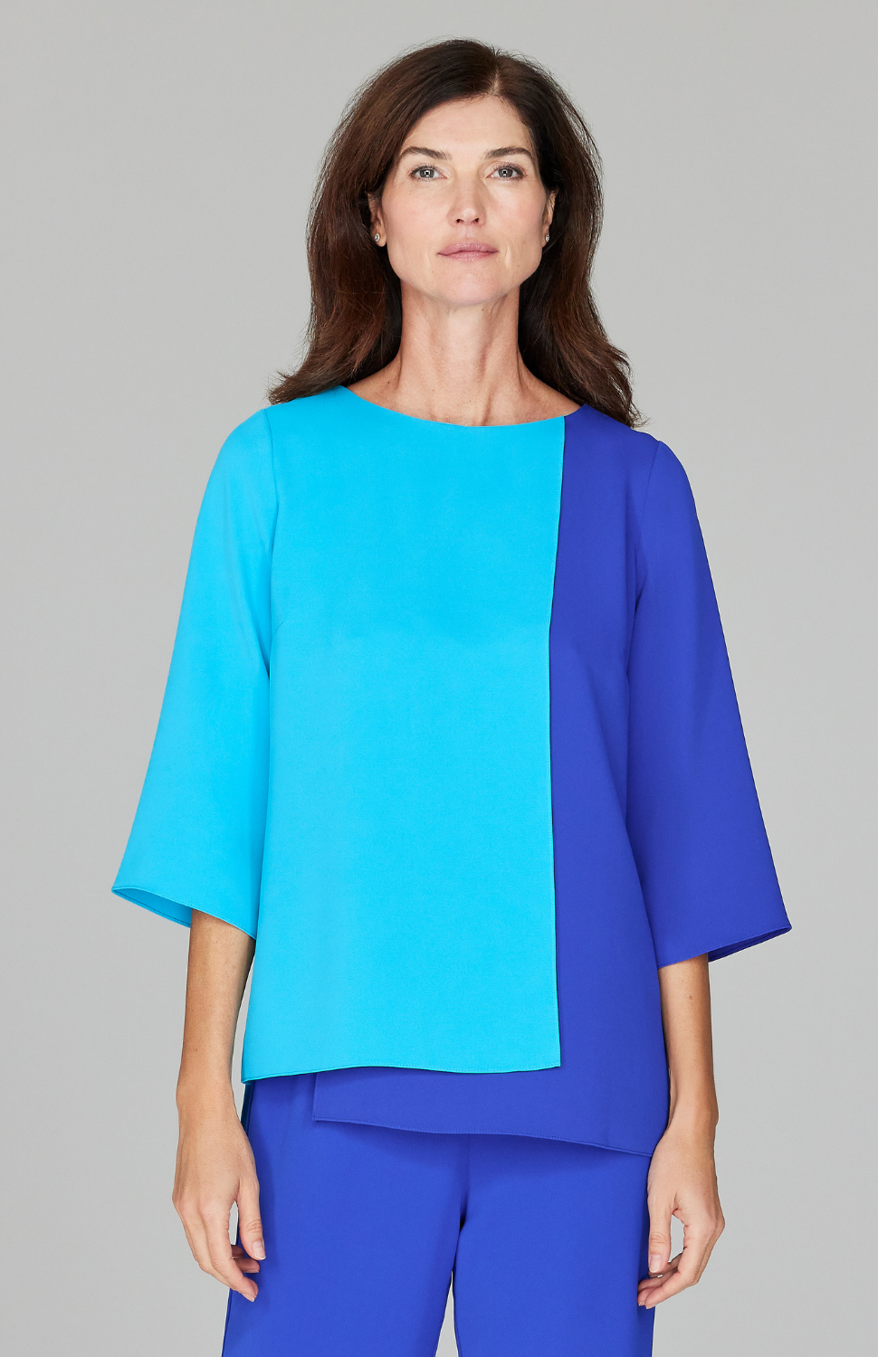 Ekaterina is 5'10" and wearing a size XS in Turquoise/Cobalt.