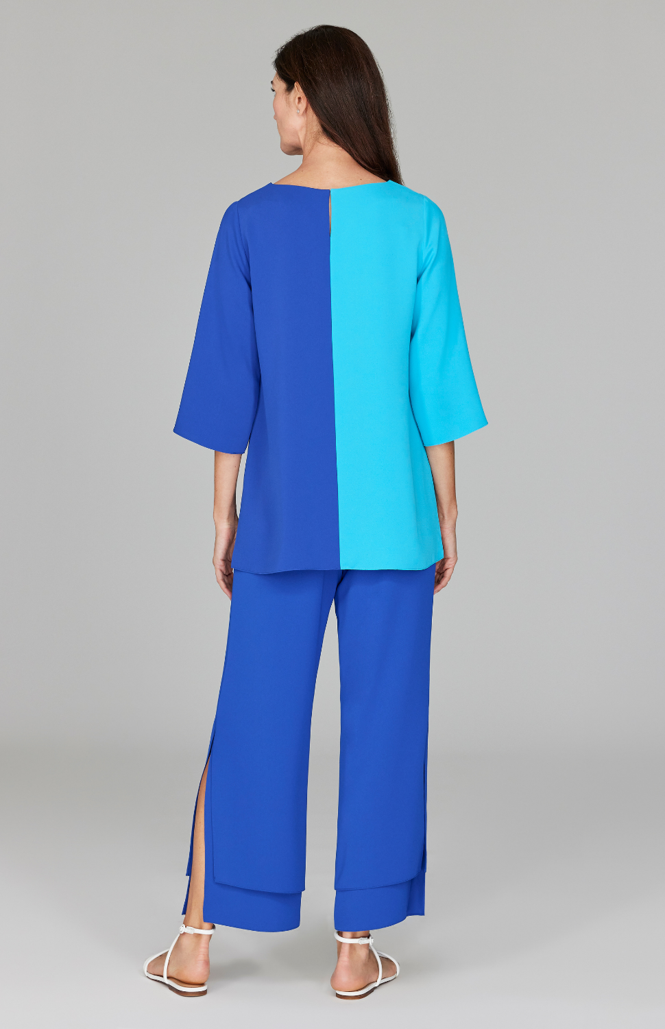 Ekaterina is 5'10" and wearing a size XS in Turquoise/Cobalt.