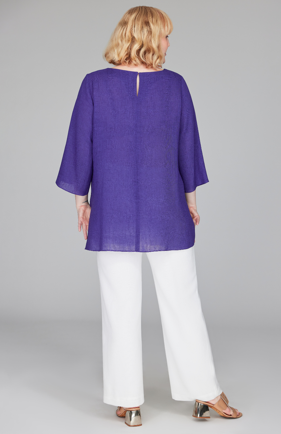 Molly is 5'9" and wearing a size L in Blueberry.